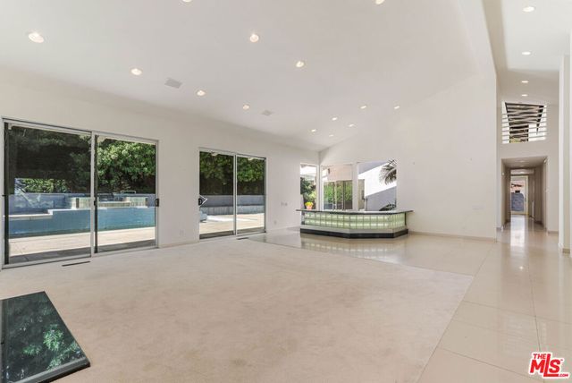 811 N Hillcrest Road, Beverly Hills, CA 90210