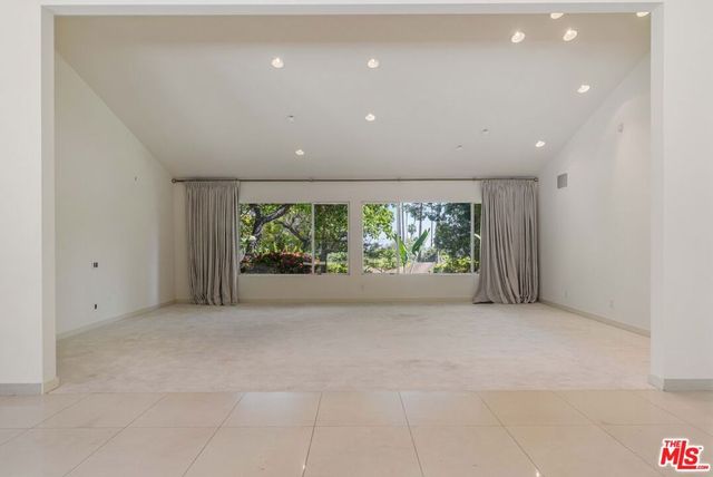 811 N Hillcrest Road, Beverly Hills, CA 90210