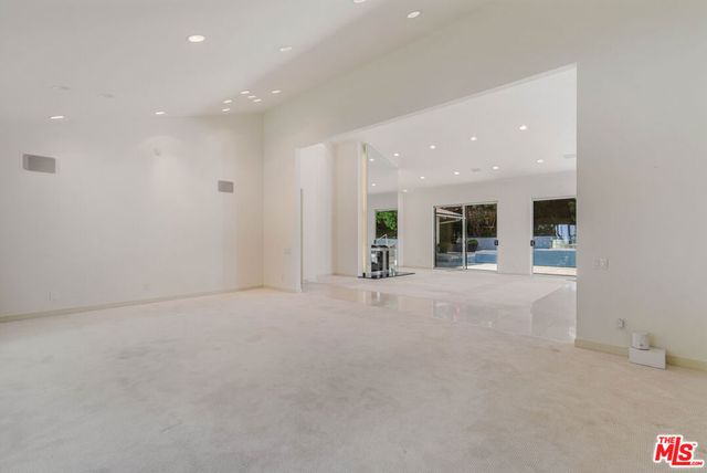 811 N Hillcrest Road, Beverly Hills, CA 90210