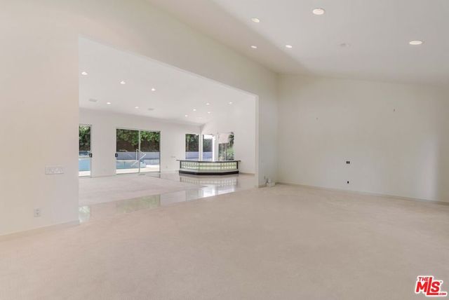 811 N Hillcrest Road, Beverly Hills, CA 90210