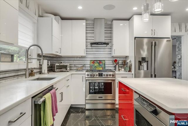 25 N Hillside Avenue, Livingston, NJ 07039