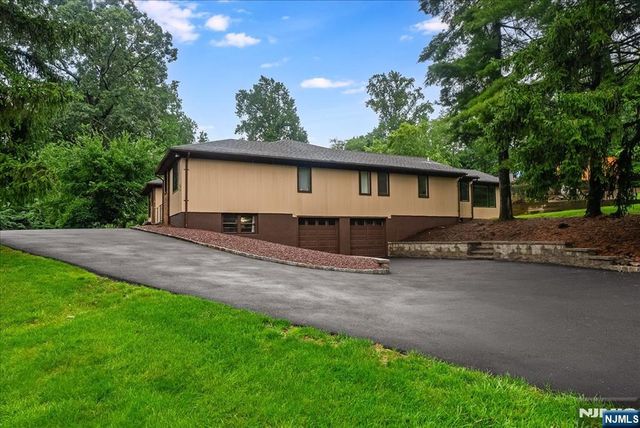 25 N Hillside Avenue, Livingston, NJ 07039