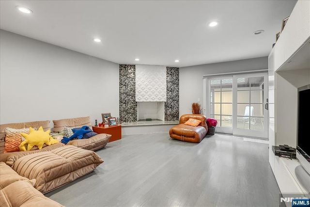 25 N Hillside Avenue, Livingston, NJ 07039