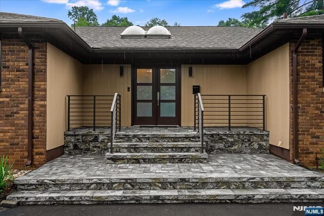 25 N Hillside Avenue, Livingston, NJ 07039