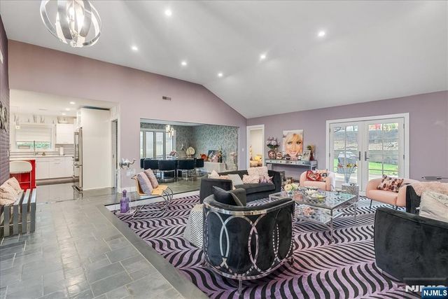 25 N Hillside Avenue, Livingston, NJ 07039