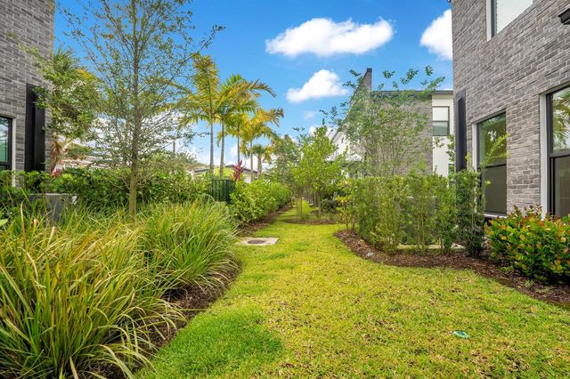 8358 NW 7th Place, Plantation, FL 33324