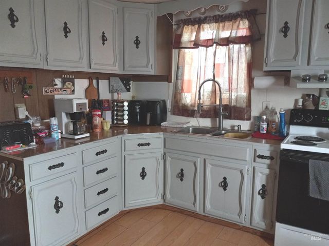 3805 Pioneer Park Ln 21, Homedale, ID 83628