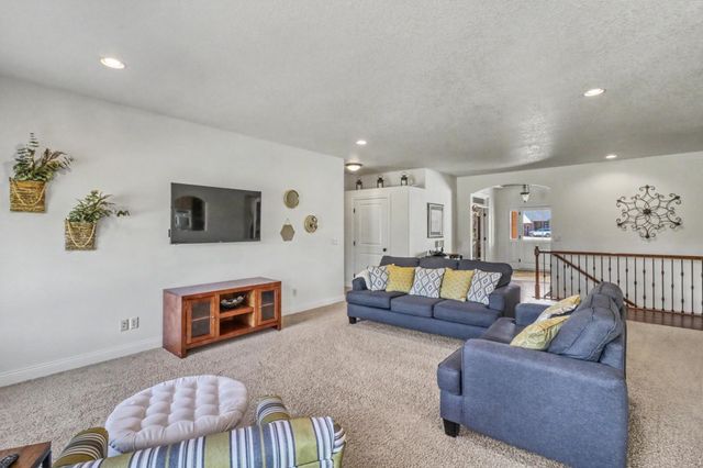 7013 Maple Lane, Horace, ND 58047