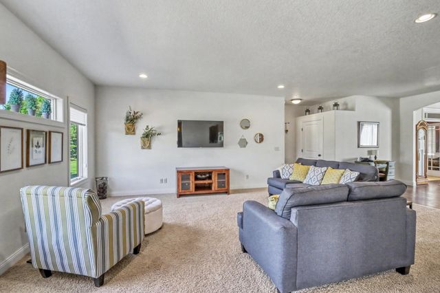 7013 Maple Lane, Horace, ND 58047