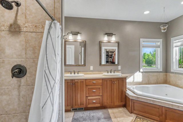 7013 Maple Lane, Horace, ND 58047