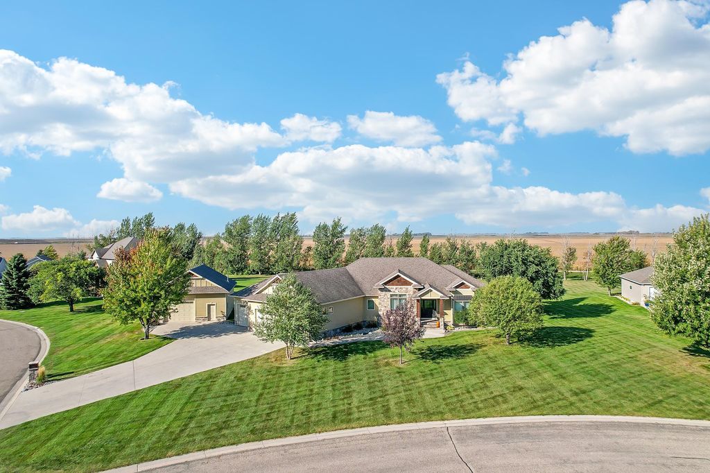 7013 Maple Lane, Horace, ND 58047