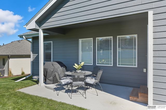 9406 S 71st Street, Papillion, NE 68133