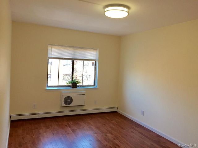 71-35 Sutton Place 3Fl, Fresh Meadows, NY 11365