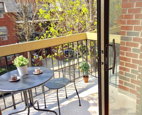 71-35 Sutton Place 3Fl, Fresh Meadows, NY 11365