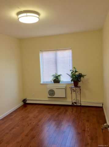 71-35 Sutton Place 3Fl, Fresh Meadows, NY 11365