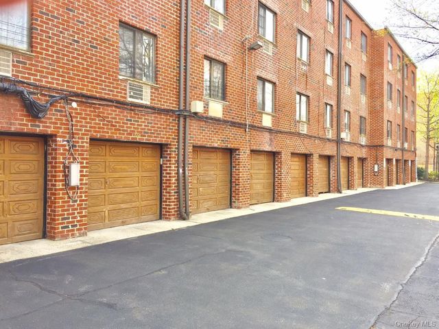 71-35 Sutton Place 3Fl, Fresh Meadows, NY 11365