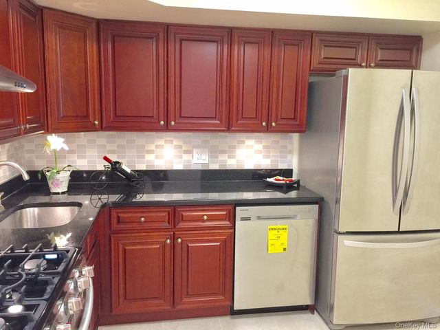 71-35 Sutton Place 3Fl, Fresh Meadows, NY 11365