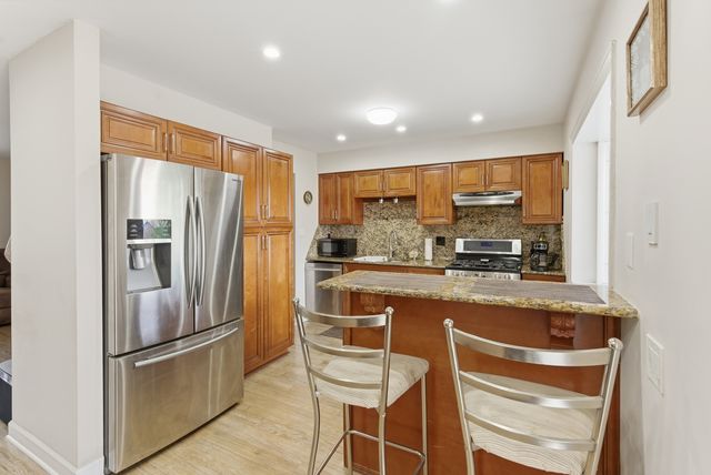 824 Oakton Avenue, Romeoville, IL 60446
