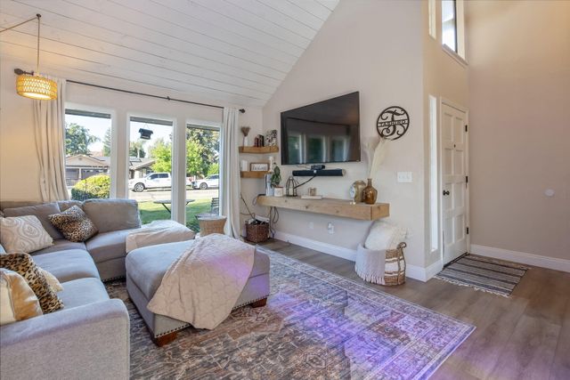 4211 W Nicholas Avenue, Visalia, CA 93291