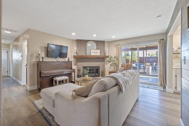 4211 W Nicholas Avenue, Visalia, CA 93291