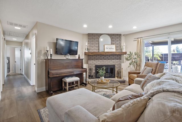 4211 W Nicholas Avenue, Visalia, CA 93291