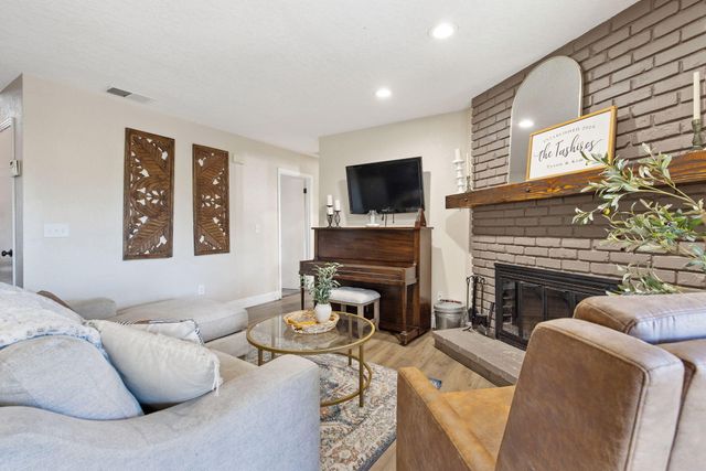 4211 W Nicholas Avenue, Visalia, CA 93291