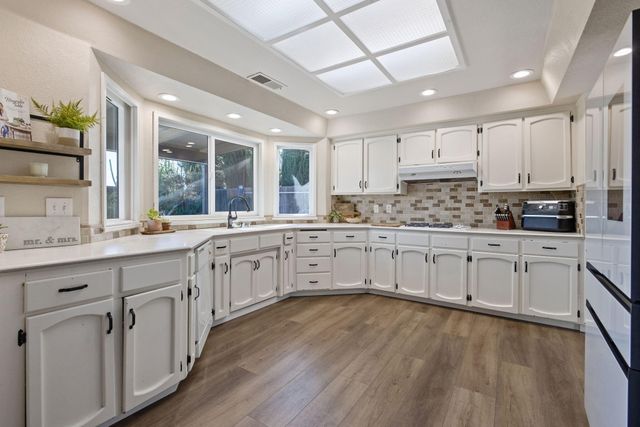 4211 W Nicholas Avenue, Visalia, CA 93291