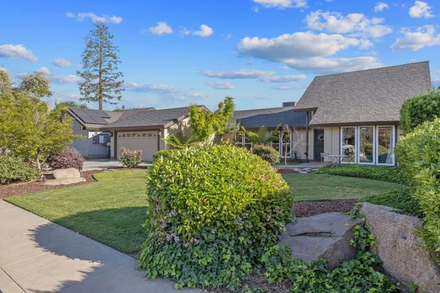 4211 W Nicholas Avenue, Visalia, CA 93291