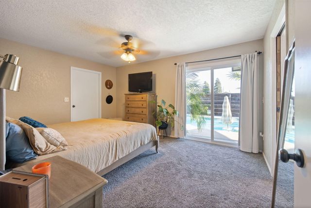 4211 W Nicholas Avenue, Visalia, CA 93291