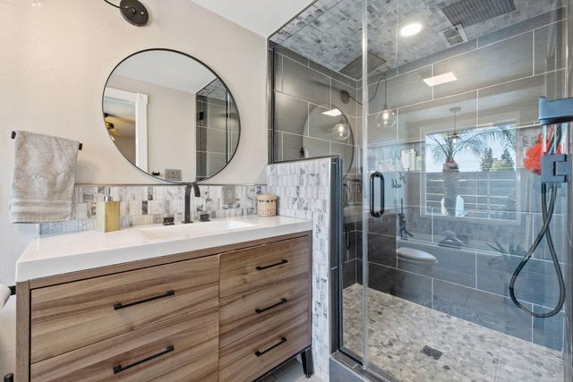 4211 W Nicholas Avenue, Visalia, CA 93291