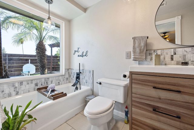 4211 W Nicholas Avenue, Visalia, CA 93291