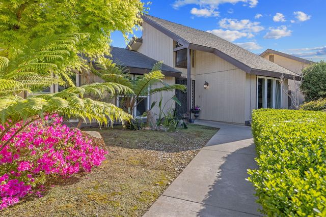 4211 W Nicholas Avenue, Visalia, CA 93291