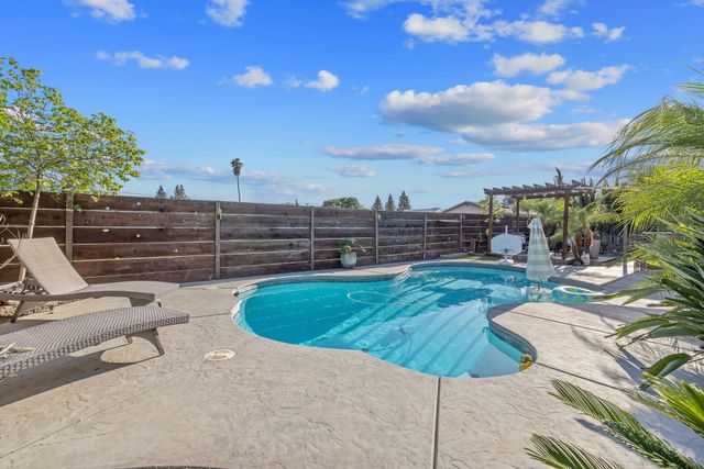 4211 W Nicholas Avenue, Visalia, CA 93291