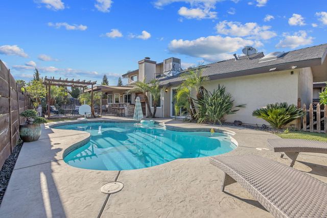 4211 W Nicholas Avenue, Visalia, CA 93291