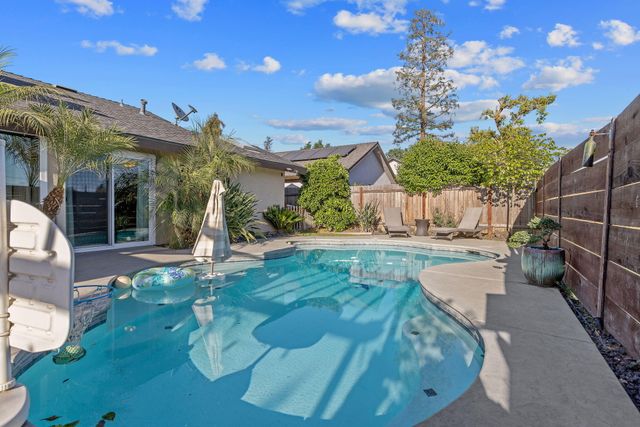 4211 W Nicholas Avenue, Visalia, CA 93291