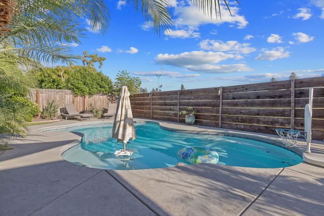 4211 W Nicholas Avenue, Visalia, CA 93291