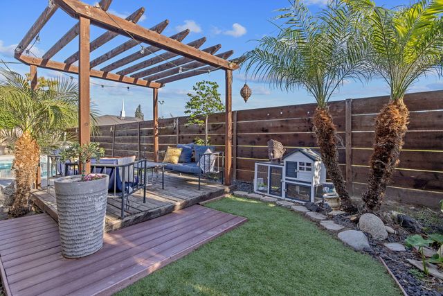 4211 W Nicholas Avenue, Visalia, CA 93291