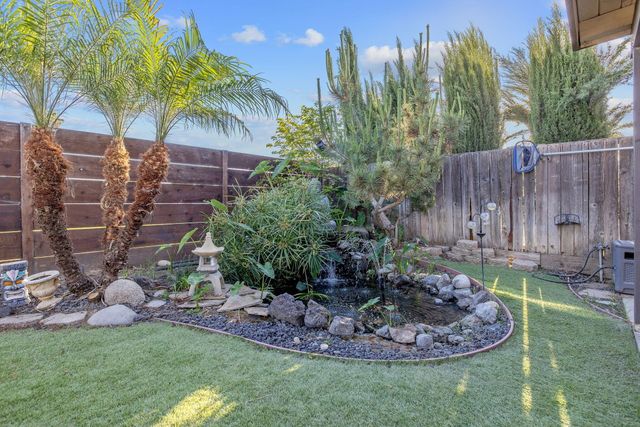 4211 W Nicholas Avenue, Visalia, CA 93291