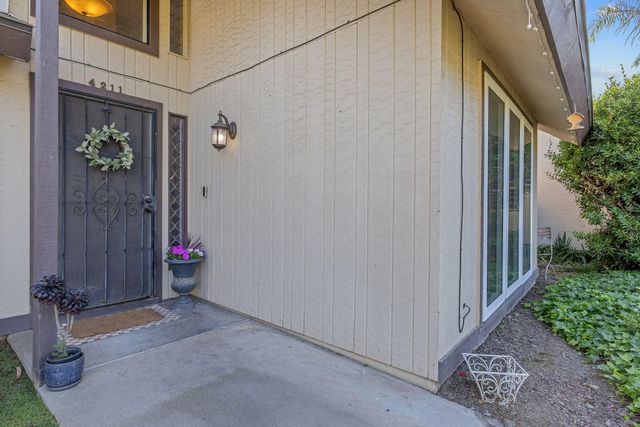 4211 W Nicholas Avenue, Visalia, CA 93291
