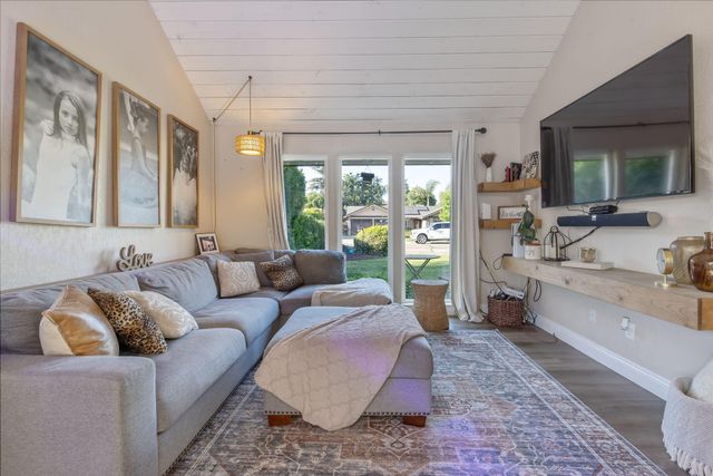 4211 W Nicholas Avenue, Visalia, CA 93291