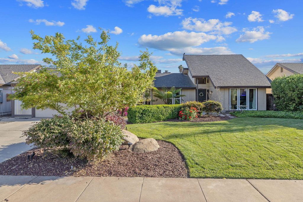 4211 W Nicholas Avenue, Visalia, CA 93291