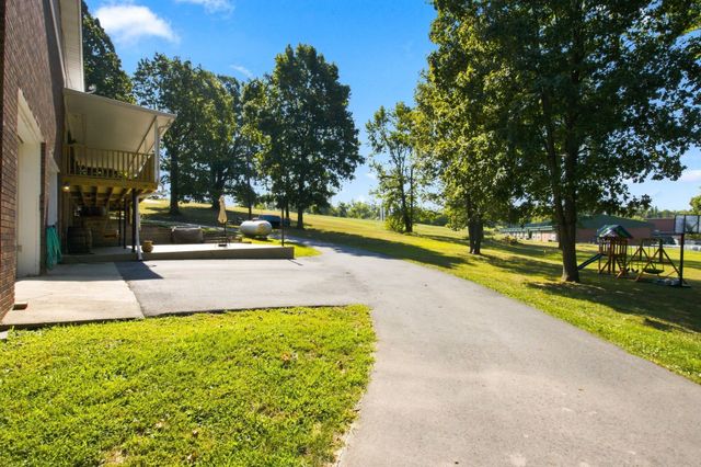 1214 Rainbow Cir, Westmoreland, TN 37186