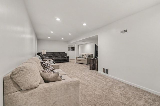 7513 Roxbury, Florence, KY 41042