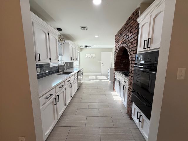 9814 E 37th Court, Tulsa, OK 74146