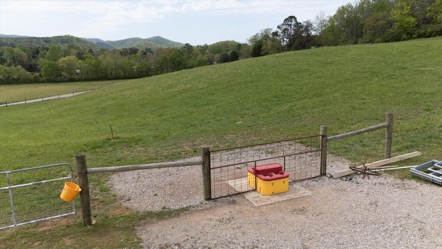 180 Mecca Pike, Tellico Plains, TN 37385