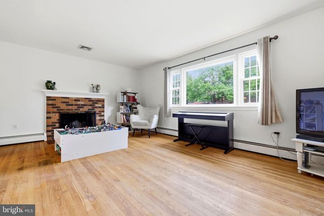 8911 PEABODY ST, Manassas, VA 20110