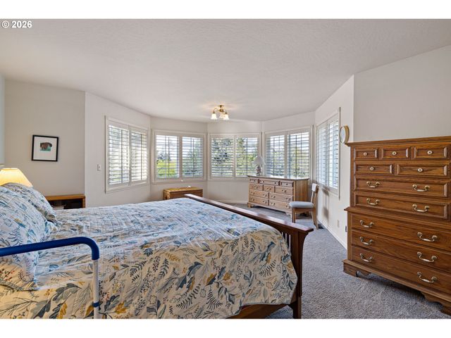 2002 MORNING VIEW Dr, Eugene, OR 97405