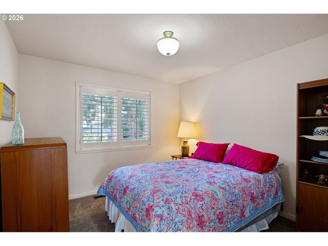 2002 MORNING VIEW Dr, Eugene, OR 97405