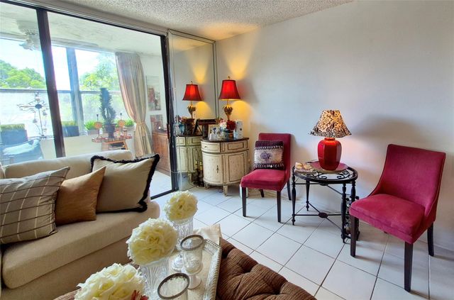 2840 Somerset Drive 208M, Lauderdale Lakes, FL 33311