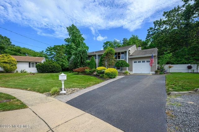 2 Darien Circle, Howell, NJ 07731